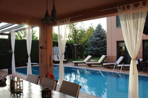 Bazén v ubytování 4-seasons pool villa near Meteora nebo v jeho okolí