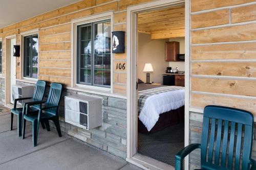 a room with a bed and a desk and chairs at Rock Crest Lodge & Cabins in Custer