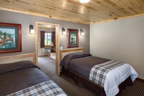 a bedroom with two beds and a mirror at Rock Crest Lodge & Cabins in Custer