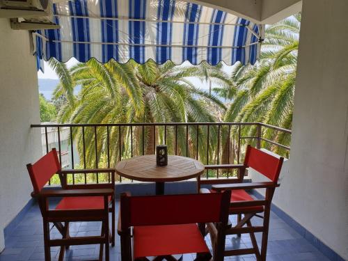 Rõdu või terrass majutusasutuses Apartmani i sobe Goca