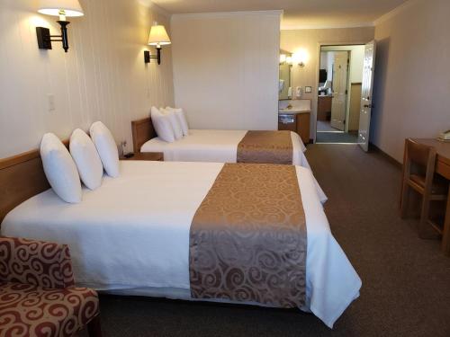 Cama ou camas em um quarto em Western Inn