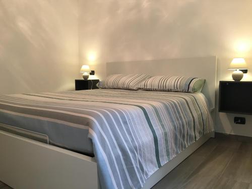 - une chambre avec un grand lit et 2 tables de chevet dans l'établissement Appartamento tra lago e cielo, à Côme