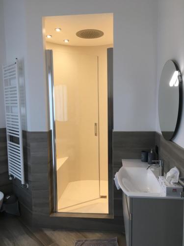 La salle de bains est pourvue d'une douche et d'un lavabo. dans l'établissement Appartamento tra lago e cielo, à Côme
