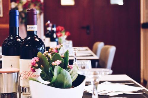 a table with bottles of wine and a cactus at Hotel Vienna in Marghera