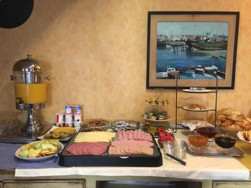 een buffet met vlees en andere voedingsmiddelen op een tafel bij Hotel Claridge in Blankenberge
