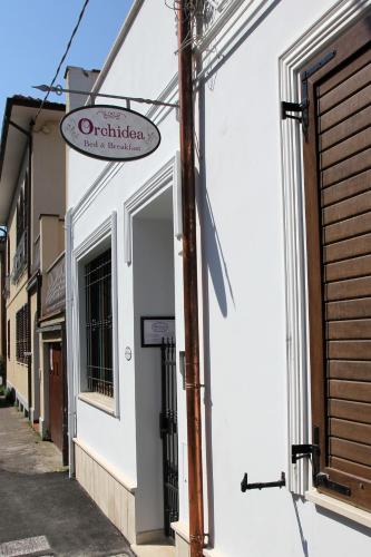 a street sign on the side of a building at Orchidea Rooms & Suites in Civitanova Marche