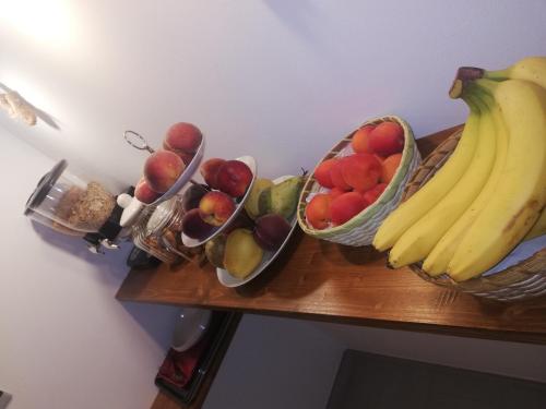 two baskets of fruit on a wooden table at B&B Extremo Sud in Portopalo