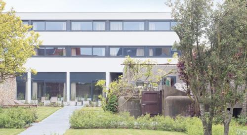 an external view of a building with a garden at B&B 't Withuis in Diksmuide
