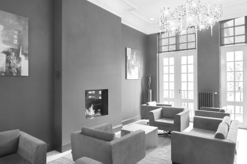 a living room with couches and a chandelier at B&B 't Withuis in Diksmuide