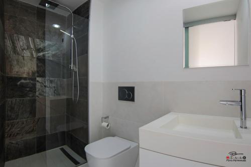 y baño con aseo, lavabo y ducha. en BIOKO Holiday Apartment, en Cabo Roig