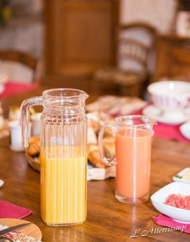 a table with two glasses of orange and pink juice at L'Atterrissage in Santes