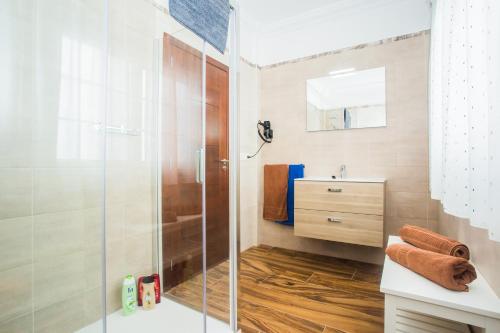 Kúpeľňa v ubytovaní apartamento juan y juani lanzarote wifi free