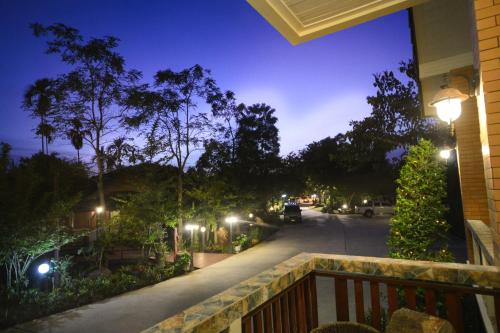Un jardín fuera de Baantip Suantong