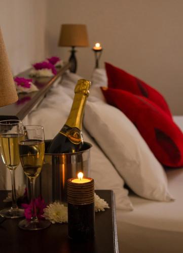 a bottle of champagne and two glasses on a table at Giron Chill Out Hotel Boutique in Girón