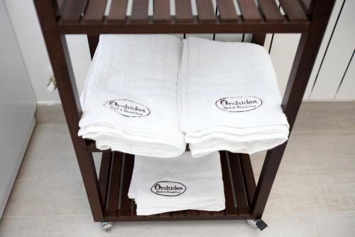 a group of towels sitting on a towel rack at Orchidea Rooms & Suites in Civitanova Marche