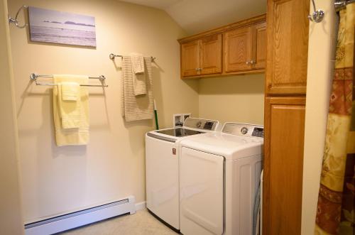 un pequeño lavadero con lavadora y secadora en Eagle's Eye Vacation Rentals en Sterling