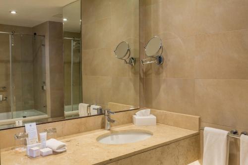 a bathroom with a sink and a mirror at Enjoy Antofagasta in Antofagasta