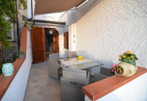 un patio esterno con tavolo e sedie di Casa Maria a Camaiore
