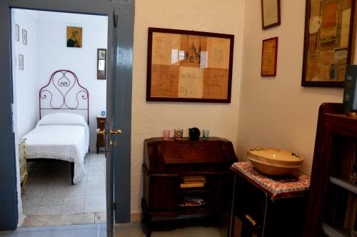 a room with a bedroom with a bed and a sink at Appartamento in palazzina storica / Oberdan Suites in Alberobello