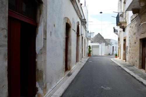 an empty street in an alley between two buildings at Appartamento in palazzina storica / Oberdan Suites in Alberobello