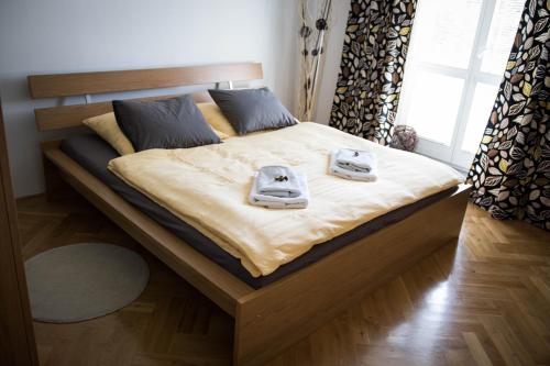 sypialnia z łóżkiem i dwoma ręcznikami na nim w obiekcie Apartment Poruba STREET VIEW w Ostravie