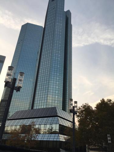 a tall building with glass windows in a city at Moderne Wohnung im Rhein-Main-Gebiet in Idstein