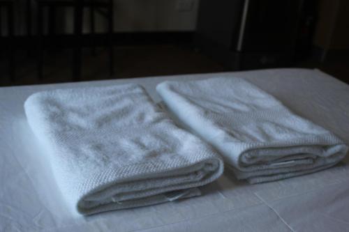 dos toallas sentadas encima de una cama en Antonio's Place, 3 mins to Mactan Airport, Fast Internet with Netflix, en Mactan