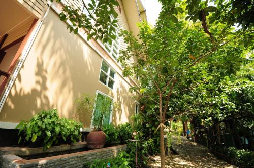Un jardín fuera de Baantip Suantong