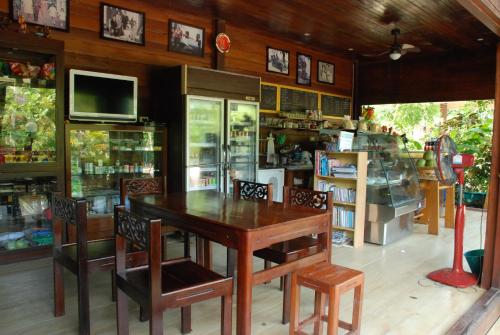 Un restaurante u otro lugar para comer en Baantip Suantong