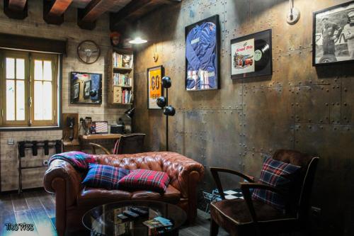 uma sala de estar com um sofá de couro e uma mesa em Classic Driver Home 1 em Royat