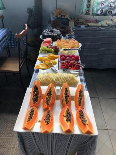 a table with a bunch of different types of fruit at João e Maria Restaurante e Chalés in Tiradentes