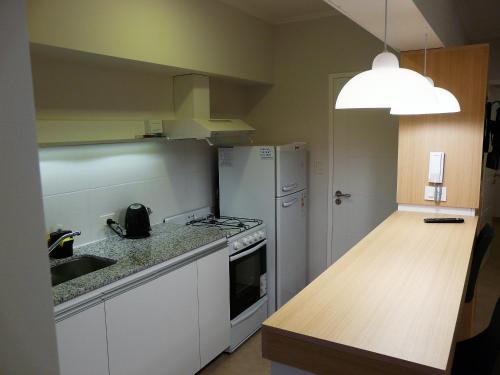 cocina con fregadero y fogones horno superior en 2 Confortable departamento con cochera para 2 a 4 pax en Bahía Blanca