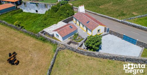 una vista aérea de una casa con una pared de piedra en Recanto das 5 en Cinco Ribeiras