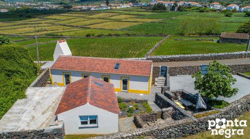 una vista aérea de una casa con techo rojo en Recanto das 5 en Cinco Ribeiras