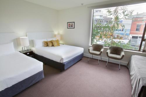 Ліжко або ліжка в номері Cosmopolitan Hotel Melbourne