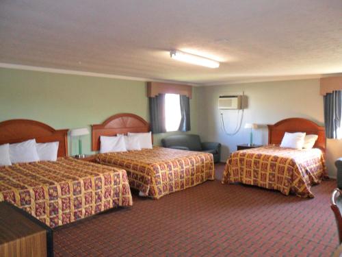 Ένα ή περισσότερα κρεβάτια σε δωμάτιο στο A-OK Motel