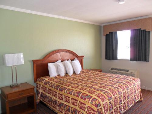 Ένα ή περισσότερα κρεβάτια σε δωμάτιο στο A-OK Motel