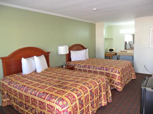 Ένα ή περισσότερα κρεβάτια σε δωμάτιο στο A-OK Motel