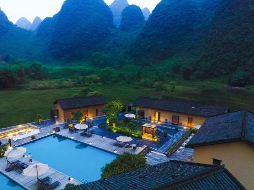 Una vista aérea de un complejo turístico con piscina. en 桂林阳朔万相青谷酒店Vision Villa Yangshuo, en Yangshuo