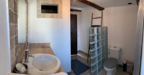 ein Bad mit einem Waschbecken und einem WC in der Unterkunft La charmante **** Maison Cap Corse, Tomino in Mandolacce