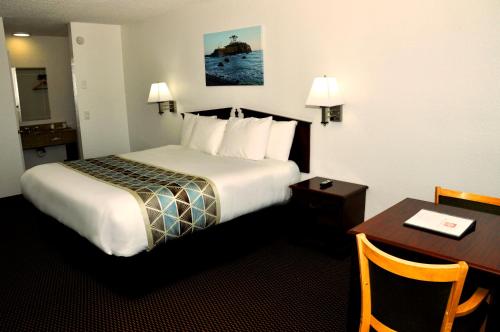Кровать или кровати в номере Westward Inn