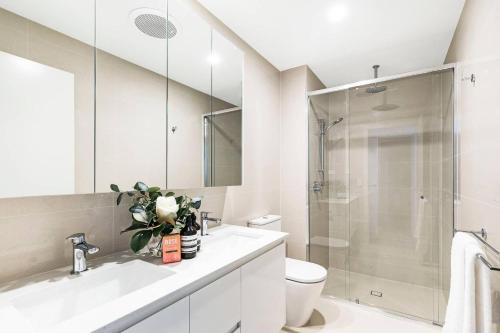 Park Avenue Townhouse Retreat Brisbane Sleeps 10 tesisinde bir banyo