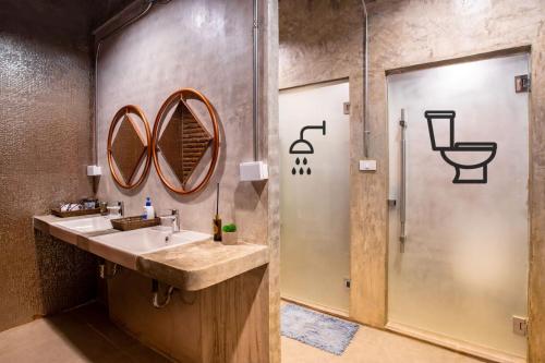 a bathroom with a sink and a shower at Kaen Hostel in Pattaya Central