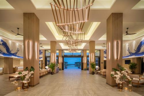 ホーチャムにあるMelia Ho Tram Beach Resortの大きなシャンデリアのあるホテルのロビー