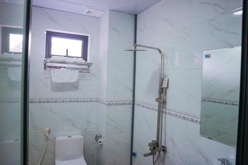Ένα μπάνιο στο Cát Bà Xanh - Green Cat Ba Hotel