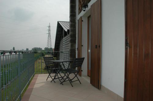 a patio with chairs and a table on a balcony at Rose Rosse in Ca' di David