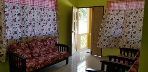 Teratak Nipah Homestay Teluk Nipah Pangkorにあるシーティングエリア