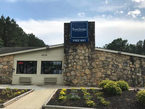 a free wifi sign in front of a building at Travelodge by Wyndham Fayetteville in Fayetteville