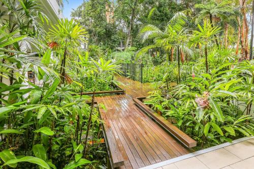 Jardín al aire libre en Elysium Private Apartments at The Drift Resort