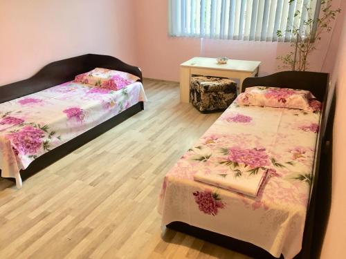 ヴァルナ・シティにあるApartment Andreaのベッドルーム1室(ベッド2台付)が備わります。